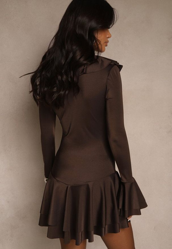 Renee - Brązowa Sukienka o Taliowanym Kroju z Falbanami Tiseania. Okazja: na randkę. Typ kołnierza: dekolt w kształcie V, kołnierz z falbankami, dekolt sznurowany. Kolor: brązowy. Styl: klasyczny