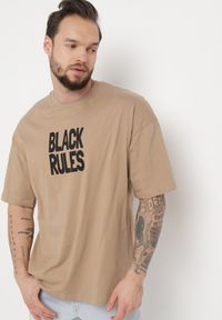 Born2be - Ciemnobeżowa Bawełniana Koszulka T-shirt z Nadrukiem po Obu Stronach Daven. Kolor: beżowy. Materiał: bawełna. Długość rękawa: krótki rękaw. Długość: krótkie. Wzór: nadruk