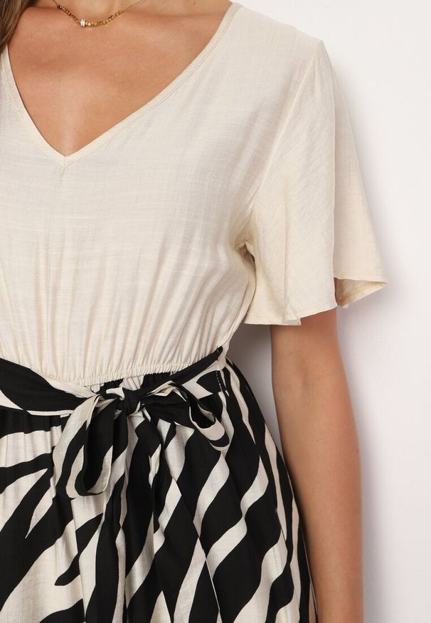 Born2be - Czarno-Biały Taliowany Kombinezon z Szerokimi Nogawkami i Paskiem w Talii Nellma. Okazja: na co dzień. Kolor: czarny. Materiał: wiskoza. Długość rękawa: krótki rękaw. Długość: krótkie. Styl: casual, elegancki