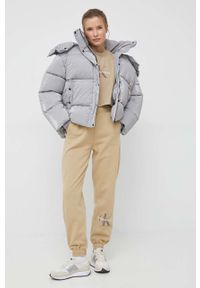 Calvin Klein Jeans spodnie dresowe damskie kolor beżowy z nadrukiem. Kolor: beżowy. Materiał: dresówka. Wzór: nadruk #5