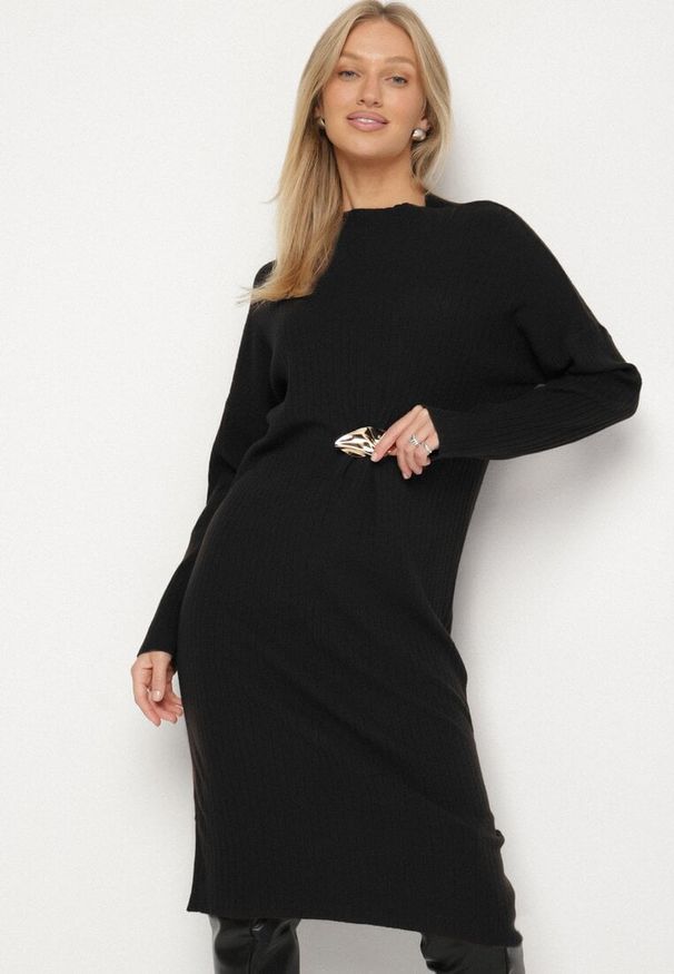 Born2be - Czarna Sweterkowa Sukienka z Wiskozą i Broszką Tinarrea. Okazja: do pracy, na spacer. Kolor: czarny. Materiał: wiskoza. Wzór: aplikacja. Typ sukienki: sportowe. Styl: klasyczny, sportowy