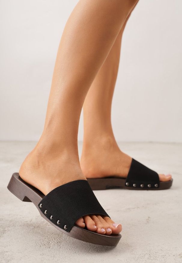 Renee - Czarne Klapki z Nitami po Bokach Xerxathan. Okazja: na co dzień. Kolor: czarny. Styl: casual