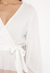 Born2be - Biało-Zielona Sukienka Mini Z Gumką w Paskiem w Talii Tixia. Kolor: biały. Długość: mini #4