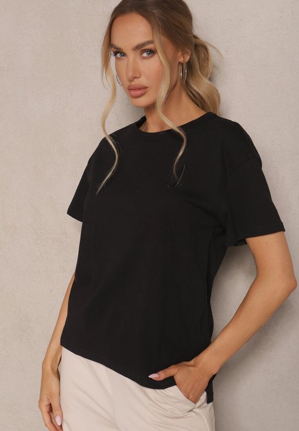 Renee - Czarny T-shirt z Dłuższym Tyłem Zdobiony Haftem Ninilla. Okazja: na co dzień. Kolor: czarny. Materiał: skóra. Długość: długie. Wzór: haft, aplikacja. Sezon: lato, wiosna. Styl: casual, elegancki
