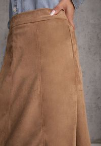 Renee - Beżowa Gładka Spódnica z Imitacji Zamszu o Rozkloszowanym Kroju Nettia. Kolor: beżowy. Materiał: zamsz. Wzór: gładki #2