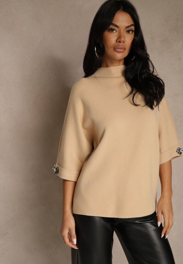 Renee - Beżowy Sweter z Cyrkoniami przy Rękawach Corentusa. Okazja: na co dzień. Kolor: beżowy. Materiał: jeans. Wzór: aplikacja. Styl: casual, elegancki