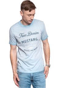 Mustang - MUSTANG Alex C Print FADED DENIM 1008961 5124. Kolor: niebieski. Materiał: denim. Wzór: nadruk