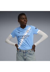 Puma - Damska koszulka domowa Manchester City 25/26 PUMA Team Light Blue White. Kolor: niebieski, wielokolorowy, biały. Wzór: aplikacja, paski. Sport: piłka nożna