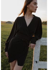Marsala - Elegancka sukienka na zakładkę w kolorze spranej czerni - SENTIMA. Okazja: na imprezę. Materiał: poliamid. Długość rękawa: długi rękaw. Styl: elegancki. Długość: mini