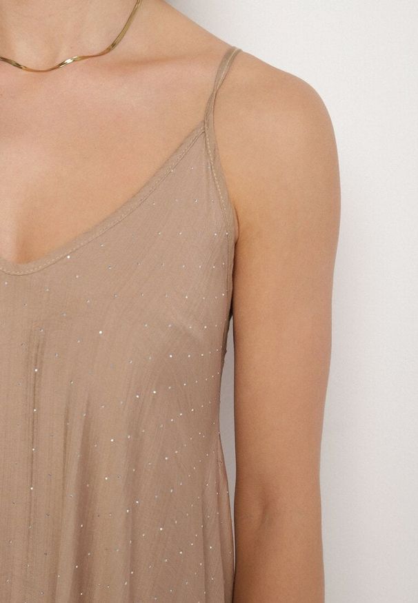 Born2be - Ciemnobeżowa Rozkloszowana Sukienka z Wiskozy z Cyrkoniami Ellitana. Okazja: na co dzień. Kolor: beżowy. Materiał: wiskoza. Sezon: lato. Styl: klasyczny, casual, elegancki