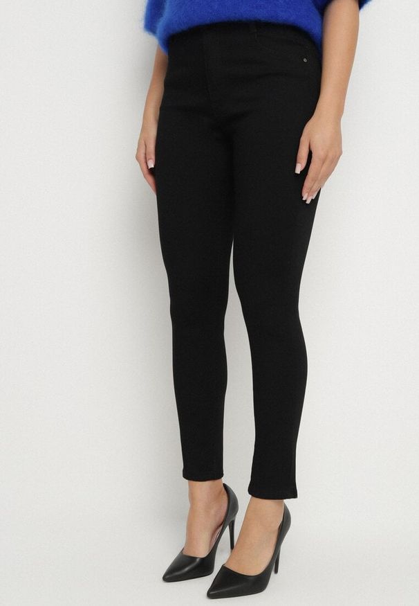 Born2be - Czarne Spodnie o Kroju Skinny z Regularnym Stanem Mendria. Okazja: na co dzień. Kolor: czarny. Styl: klasyczny, casual, elegancki