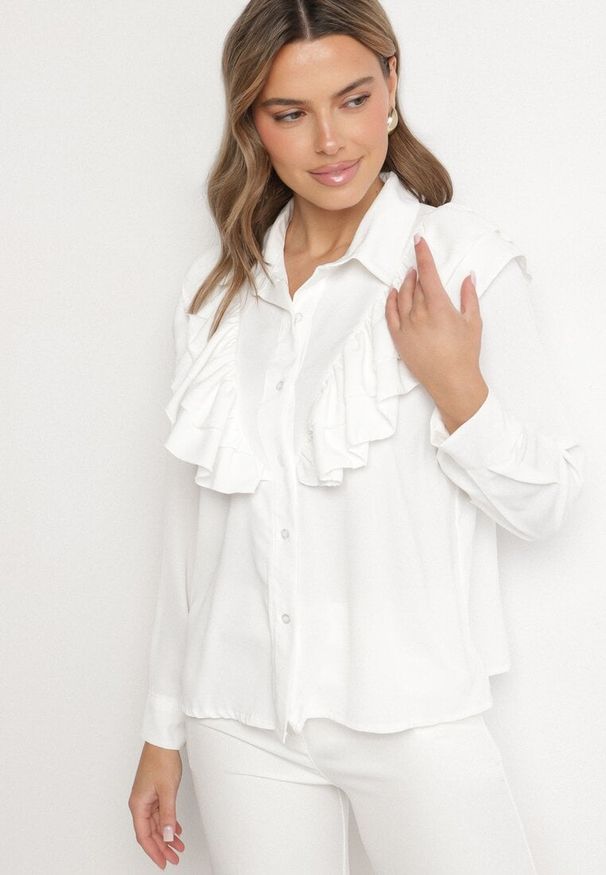 Born2be - Biała Koszula z Ozdobną Falbaną Cornelea. Okazja: na co dzień. Kolor: biały. Materiał: jeans. Styl: klasyczny, elegancki, casual