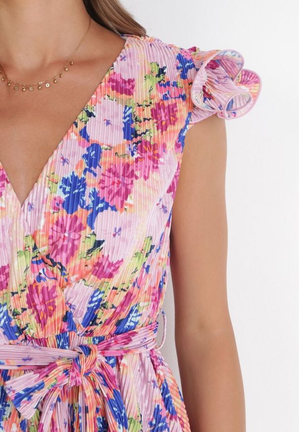 Born2be - Fuksjowy Plisowany Kombinezon z Krótkimi Nogawkami i Gumką w Pasie w Kwiaty Marjolaina. Kolor: różowy. Materiał: tkanina, materiał. Długość rękawa: bez rękawów. Długość: krótkie. Wzór: kwiaty. Sezon: wiosna, lato