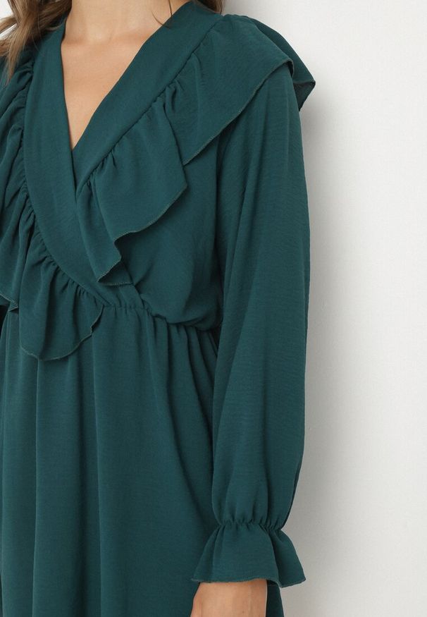 Born2be - Ciemnozielona Rozkloszowana Sukienka o Kopertowym Kroju z Falbankami Celonara. Okazja: na imprezę. Typ kołnierza: kołnierz z falbankami. Kolor: zielony. Typ sukienki: kopertowe. Styl: elegancki