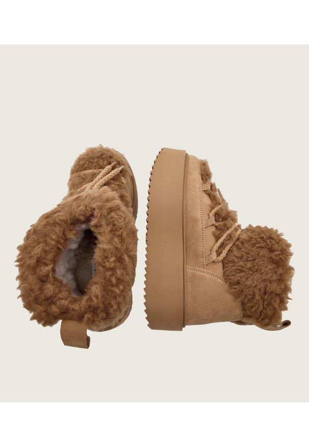 Inuikii - INUIKII TEDDY PLATFORM Śniegowce damskie. Okazja: na spacer, na co dzień. Kolor: brązowy. Materiał: materiał, wełna, guma, futro. Szerokość cholewki: normalna. Sezon: zima. Obcas: na platformie. Styl: elegancki, casual