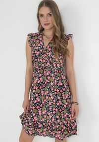 Born2be - Czarna Rozkloszowana Sukienka z Wiskozy w Kwiaty Evalis. Kolor: czarny. Materiał: wiskoza. Wzór: kwiaty. Sezon: lato #2