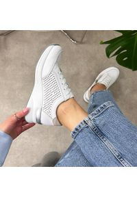 Białe skórzane ażurowe półbuty damskie Vinceza 95403. Okazja: na co dzień, na spacer. Nosek buta: okrągły. Zapięcie: sznurówki. Kolor: biały. Szerokość cholewki: normalna. Wzór: ażurowy. Materiał: skóra. Sezon: wiosna, lato. Obcas: na koturnie. Styl: casual, klasyczny, elegancki #1