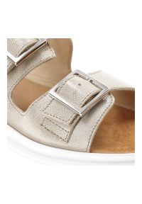 Złote Klapki Wasak Wygodne Obuwie Damskie. Okazja: na spacer, na co dzień. Kolor: złoty. Materiał: skóra. Sezon: lato. Styl: casual, wakacyjny #7