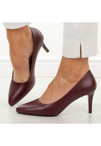 Bordowe szpilki damskie Sergio Leone 1336. Okazja: na co dzień, na spotkanie biznesowe, na imprezę. Kolor: czerwony. Materiał: skóra. Szerokość cholewki: normalna. Sezon: wiosna, jesień, lato. Obcas: na szpilce. Styl: biznesowy, elegancki, casual, klasyczny, wizytowy #1
