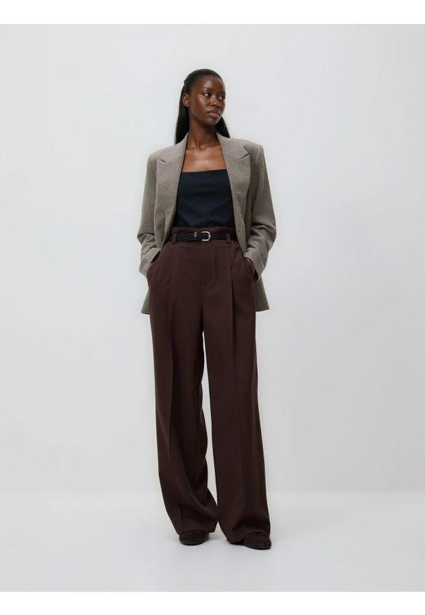 Reserved - Gładki top - czarny. Kolor: czarny. Materiał: dzianina. Wzór: gładki