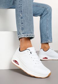 Renee - Biało-Granatowe Sneakersy Ozdobione Przezroczystą Wstawką Daneloren. Okazja: na spacer, na co dzień. Nosek buta: okrągły. Kolor: biały. Materiał: jeans. Wzór: aplikacja. Obcas: na płaskiej podeszwie. Sport: turystyka piesza #4