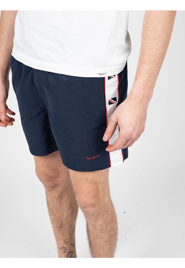 Pepe Jeans Kąpielówki "Risto D" | PMB10320 | Risto D | Mężczyzna | Czerwony, Granatowy, Fioletowy. Kolor: wielokolorowy, niebieski, fioletowy, czerwony. Materiał: poliester. Wzór: nadruk