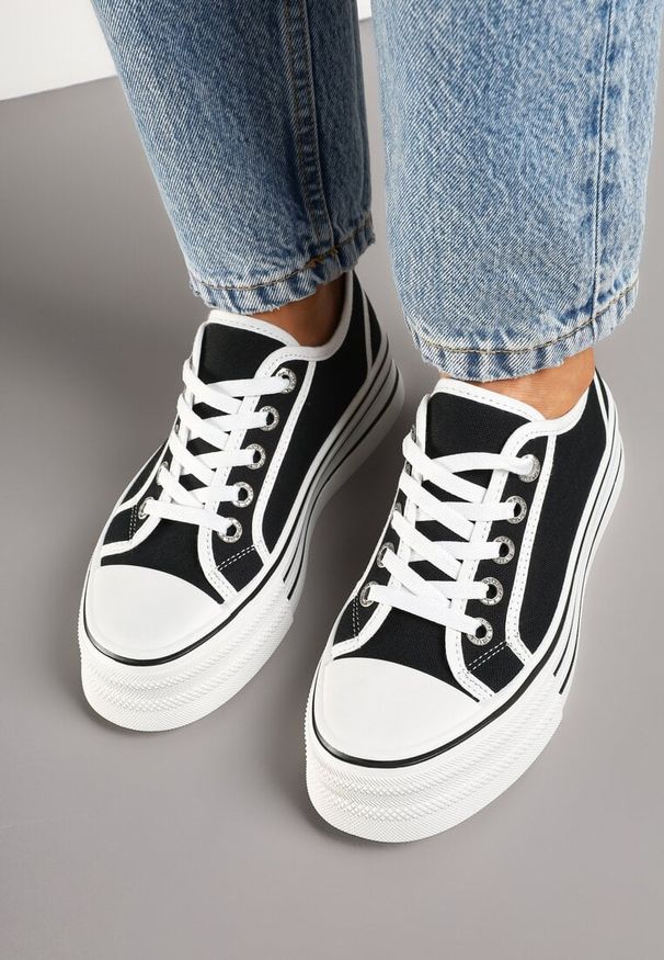 Renee - Czarne Trampki na Grubej Podeszwie Lurivanna. Okazja: na co dzień. Nosek buta: okrągły. Kolor: czarny. Materiał: jeans. Wzór: aplikacja. Obcas: na platformie. Styl: elegancki, casual