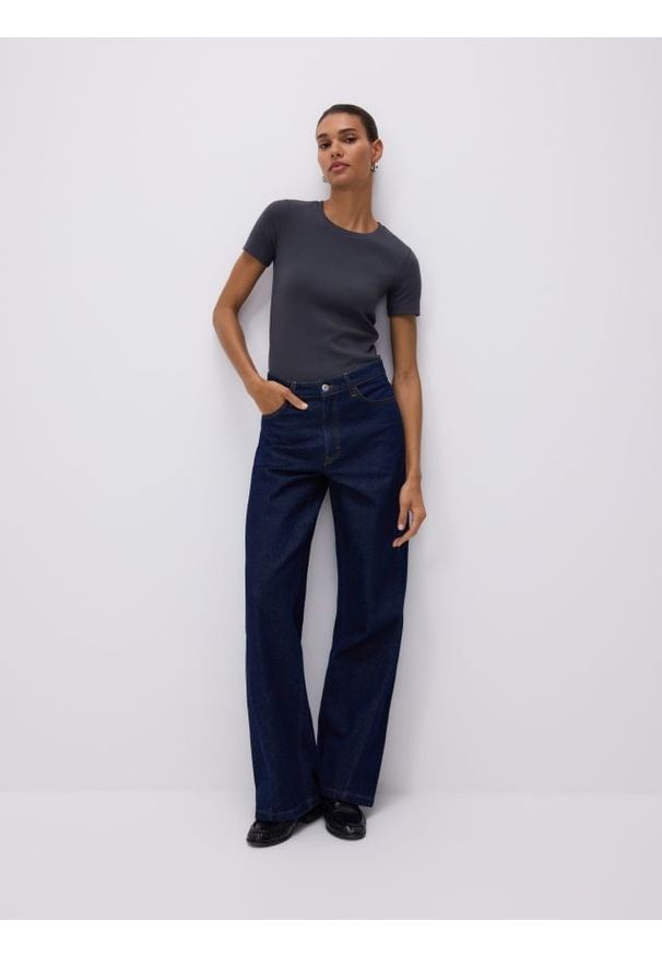 Reserved - T-shirt w prążek - ciemnoszary. Kolor: szary. Materiał: dzianina, bawełna. Wzór: prążki