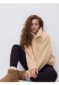 Reserved - Bluza sherpa ze stójką - beżowy. Typ kołnierza: kołnierzyk stójkowy. Kolor: beżowy #1