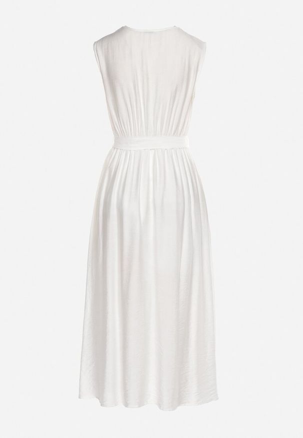 Born2be - Biała Rozkloszowana Sukienka z Wiskozą Kopertowym Dekoltem i Materiałowym Paskiem w Talii Jenvia. Okazja: na spacer. Typ kołnierza: dekolt kopertowy. Kolor: biały. Materiał: materiał, wiskoza. Sezon: lato. Typ sukienki: kopertowe. Styl: klasyczny