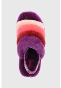 Ugg - UGG Kapcie wełniane kolor fioletowy. Nosek buta: okrągły. Kolor: fioletowy. Materiał: wełna #2