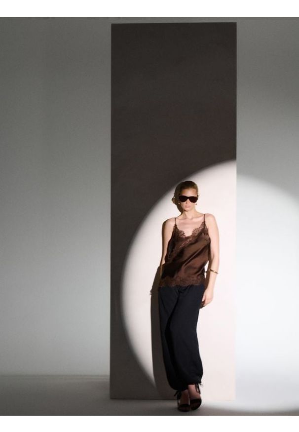 Sinsay - Satynowy top z koronką - brązowy. Kolor: brązowy. Materiał: satyna, koronka. Wzór: koronka