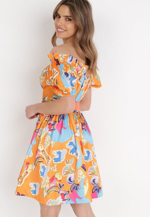 Born2be - Pomarańczowa Sukienka Satynowa Theophanthe. Okazja: na ślub cywilny, na wesele. Typ kołnierza: dekolt hiszpanka. Kolor: pomarańczowy. Materiał: satyna. Wzór: aplikacja, kolorowy. Długość: mini