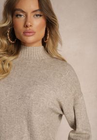 Renee - Ciemnobeżowy Golf Sweter z Tłoczeniem i Ściągaczami Melovira. Okazja: na spotkanie biznesowe, na co dzień. Typ kołnierza: golf. Kolor: beżowy. Materiał: jeans. Wzór: aplikacja. Styl: klasyczny, biznesowy, casual, elegancki #3