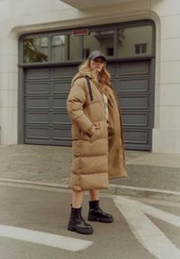 Born2be - Ciemnobeżowa Długa Kurtka Pikowana Płaszcz na Zamek z Kapturem Lesea. Okazja: na co dzień. Typ kołnierza: kaptur. Kolor: beżowy. Materiał: dzianina, jeans. Długość: długie. Styl: casual, elegancki #1