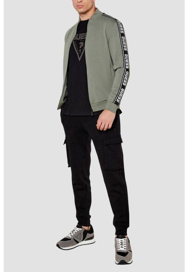 Guess - GUESS Zielona męska bluza New Arlo. Okazja: na co dzień. Kolor: zielony. Materiał: bawełna, elastan. Styl: casual