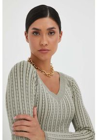 Guess sweter damski kolor zielony lekki. Kolor: zielony. Materiał: materiał, dzianina, wiskoza. Wzór: ze splotem #2