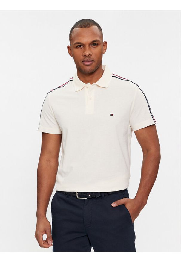 TOMMY HILFIGER - Tommy Hilfiger Polo Global Stripe MW0MW33591 Beżowy Regular Fit. Typ kołnierza: polo. Kolor: beżowy. Materiał: bawełna