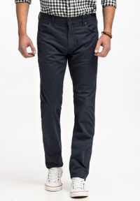 Wrangler - WRANGLER GREENSBORO MĘSKIE SPODNIE MATERIAŁOWE CHINO CHINOSY MARINE NAVY W15QOFB14 112320811. Materiał: materiał. Styl: marine