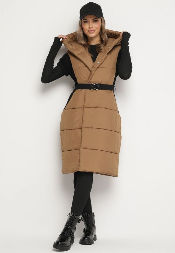 Born2be - Jasnobrązowa Długa Kopertowa Pikowana Kamizelka z Łączonych Materiałów z Kapturem Nerins. Okazja: na co dzień. Typ kołnierza: kaptur. Kolor: brązowy. Materiał: materiał. Długość: długie. Styl: casual, sportowy