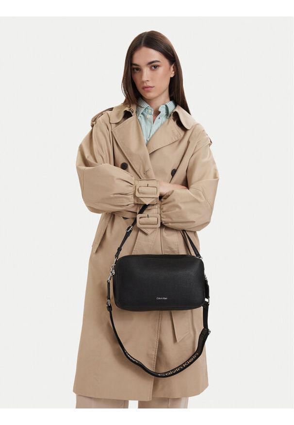 Calvin Klein Torebka Webbing 2X Strap Lg Camera Bag LV04F3642G Czarny. Kolor: czarny. Materiał: skórzane