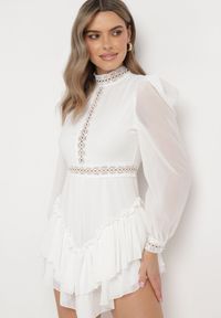 Born2be - Biała Rozkloszowana Sukienka Kombinezon Mini z Falbankami Gilha. Kolor: biały. Materiał: koronka. Wzór: aplikacja #1