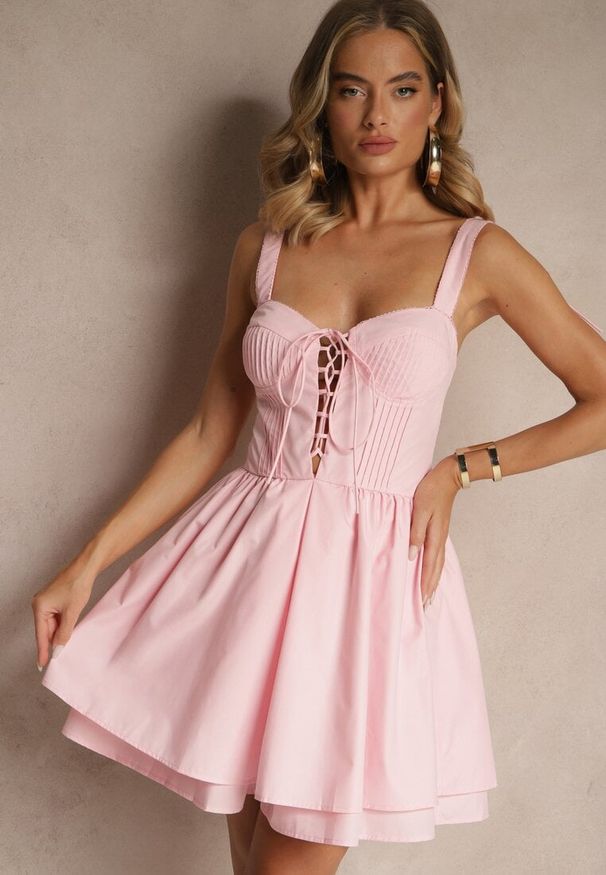 Renee - Różowa Rustykalna Sukienka Vices z Bawełny Zdobiona Wiązaniem Fenirelle. Okazja: na co dzień, na imprezę, na spacer. Typ kołnierza: dekolt w kształcie V. Kolor: różowy. Materiał: bawełna. Wzór: aplikacja. Sezon: lato. Styl: casual, elegancki