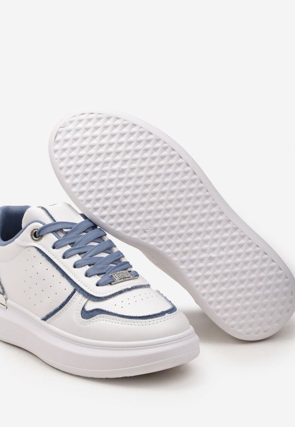 Born2be - Białe Sneakersy na Platformie z Materiałowymi Wstawkami i Cyrkoniami Przy Sznurówkach Nylith. Okazja: na imprezę, na spacer. Zapięcie: sznurówki. Kolor: biały. Materiał: materiał. Obcas: na platformie. Wysokość obcasa: niski. Sport: turystyka piesza