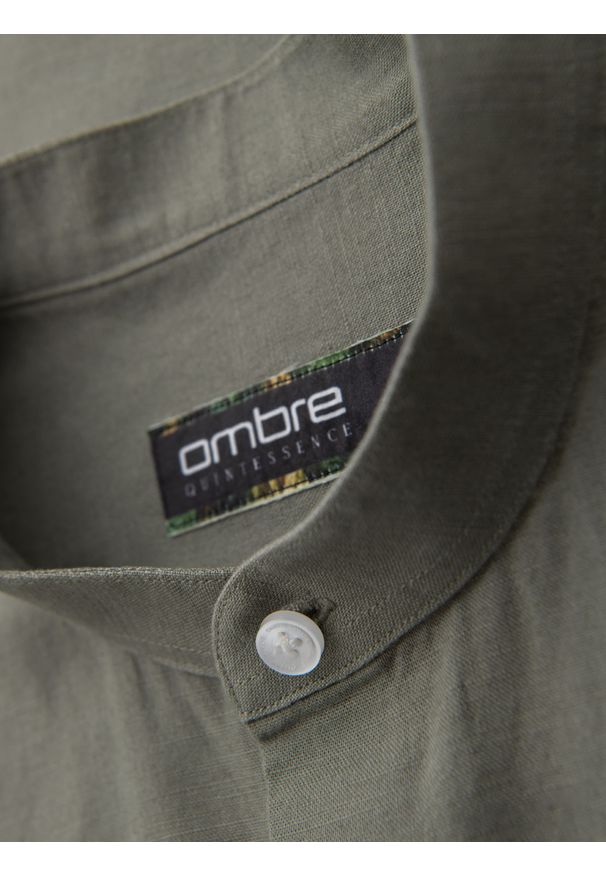 Ombre Clothing - Męska koszula lniana ze stójką i kieszenią REGULAR FIT – khaki V6 OM-SHCS-0161 - XXL. Okazja: na co dzień. Typ kołnierza: kołnierzyk stójkowy. Kolor: brązowy. Materiał: len. Długość rękawa: długi rękaw. Długość: długie. Sezon: lato, wiosna. Styl: casual