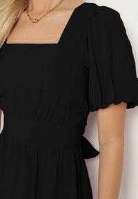 Born2be - Czarna Rozkloszowana Sukienka z Wiskozy z Wycięciem i Wiązaniem na Plecach Dimicia. Typ kołnierza: dekolt kwadratowy. Kolor: czarny. Materiał: wiskoza. Długość rękawa: krótki rękaw. Typ sukienki: rozkloszowane. Styl: elegancki #3