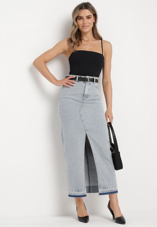 Born2be - Jasnoniebieska Spódnica Jeansowa o Ołówkowym Kroju z Rozcięciem z Przodu Ramalla. Okazja: na spotkanie biznesowe, do pracy. Kolor: niebieski. Materiał: jeans. Styl: biznesowy, klasyczny