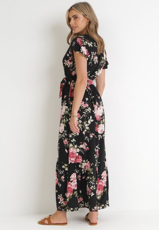 Born2be - Czarna Kopertowa Sukienka w Kwiatowy Wzór z Paskiem i Falbanką Thellippe. Typ kołnierza: dekolt kopertowy, dekolt w kształcie V. Kolor: czarny. Wzór: kwiaty. Typ sukienki: kopertowe. Materiał: tkanina. Długość rękawa: krótki rękaw. Sezon: lato. Styl: elegancki. Długość: maxi