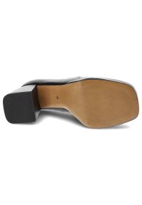 Czarne Półbuty Karino Eleganckie Skórzane Buty Na Obcasie. Okazja: na co dzień. Kolor: czarny. Materiał: skóra. Szerokość cholewki: normalna. Obcas: na obcasie. Styl: elegancki. Wysokość obcasa: średni