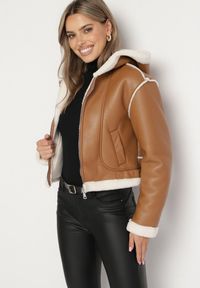 Born2be - Brązowa Krótka Kurtka Biker z Kapturem i Futrzanymi Wstawkami Daithia. Okazja: na co dzień. Typ kołnierza: kaptur. Kolor: brązowy. Materiał: futro. Długość: krótkie. Styl: casual #6